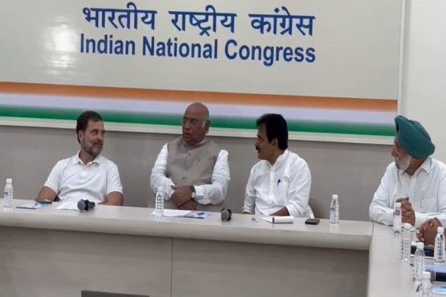 राजस्थान पर दिल्ली में कांग्रेस के टॉप नेताओं की बैठक, सचिन पायलट मौजूद